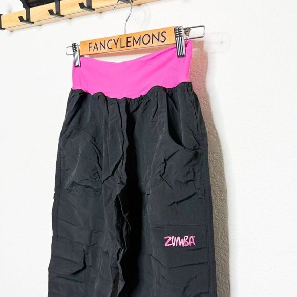 Zumba Wear NWT! Women's Stellar Cargo Capri Pants Black & Pink Size Small - Picture 2 of 7